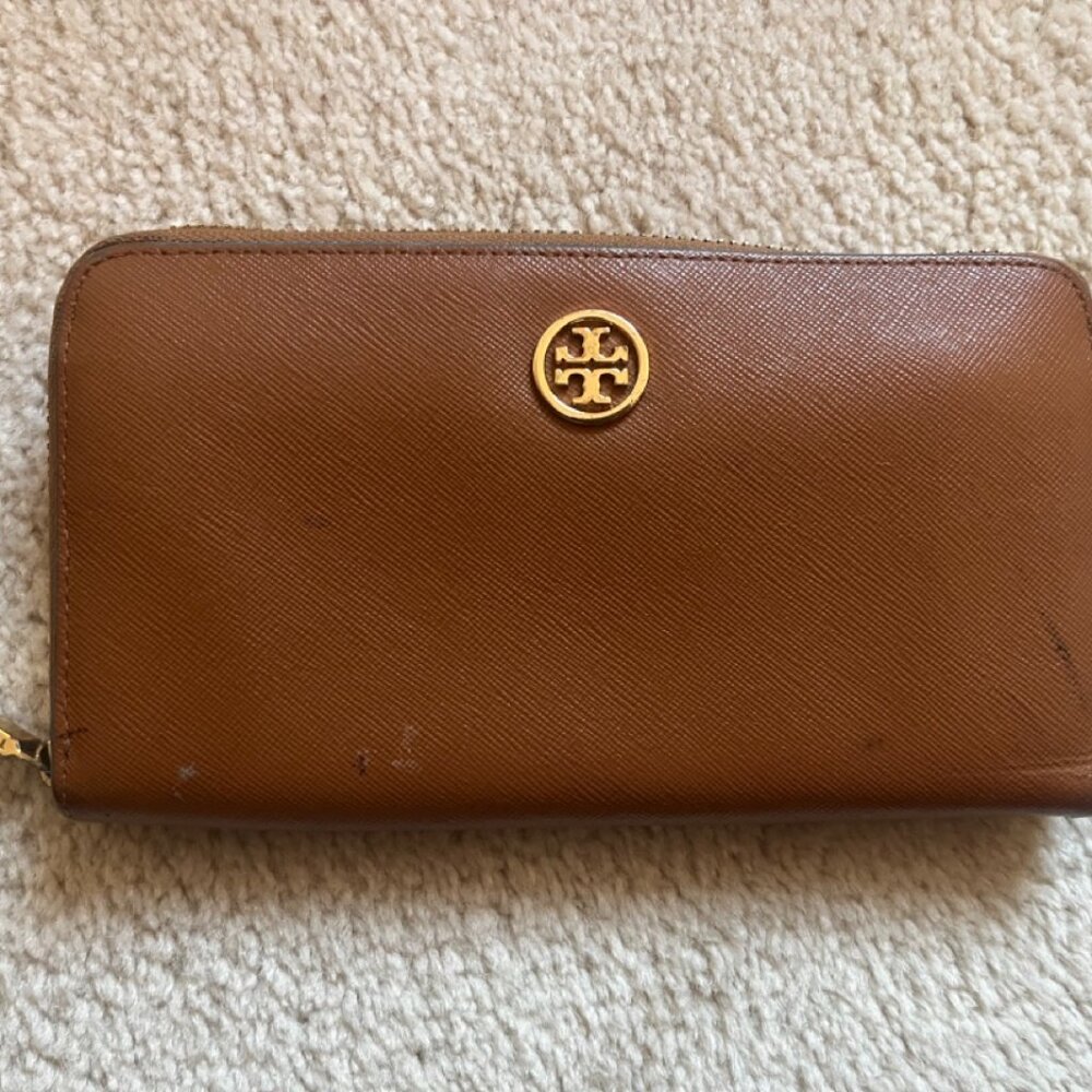 Tory Buch Pebbled Leather Zip Robinson Continental Wallet in Camel